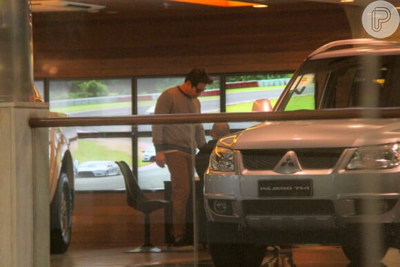 Murilo Benício foi visto, recentemente, conferindo uns carros em uma agência de automóveis Mitsubishi