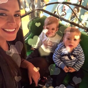 Thais Fersoza levou os filhos, Melinda e Teodoro, em uma roda-gigante pela primeira vez, neste domingo, 5 de agosto de 2018