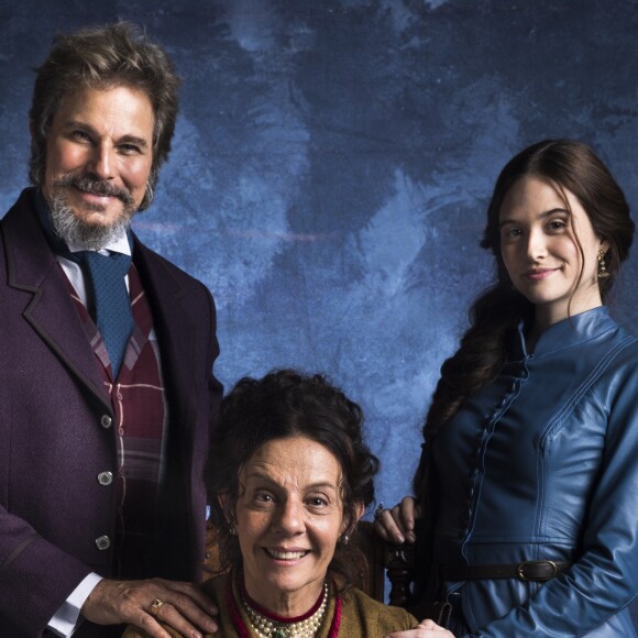 Betina (Cleo) diz a Emílio (João Baldasserini) nos próximos capítulos da novela 'O Tempo Não Para': 'Eu soube que você agora representa os congelados (família Sabino Machado) e o Samuca (Nicolas Prattes)'