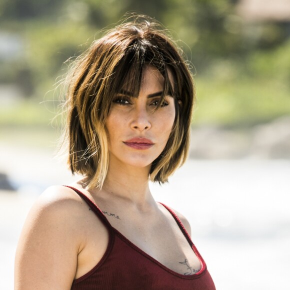 Betina (Cleo) afirma a Emílio (João Baldasserini) que pode lhe ajudar enquanto sócia de Samuca (Nicolas Prattes), nos próximos capítulos da novela 'O Tempo Não Para': 'Tenho poder de decisão no Conselho. Que pode decidir a seu favor, quando você precisar'