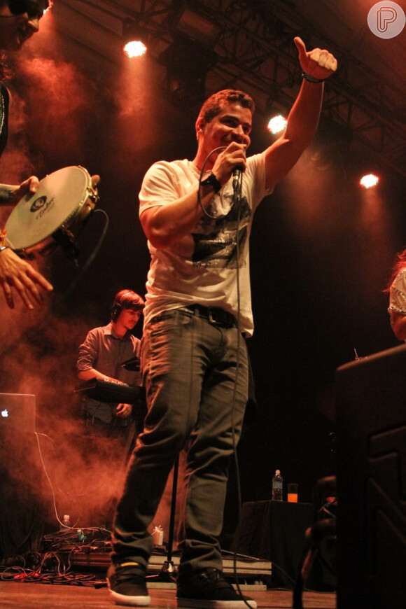 Thiago Martins se apresenta no show da banda Moinho com Emanuelle Araújo, no Rio de Janeiro (31 de julho de 2014)