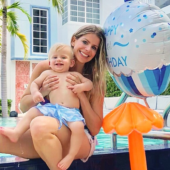 Karina Bacchi comemorou o 1º ano de Enrico com um dia na piscina