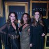 Mônica Martelli posa com Luiza Brunet e Paola de Orleans e Bragança no 19° Prêmio Avon de Maquiagem