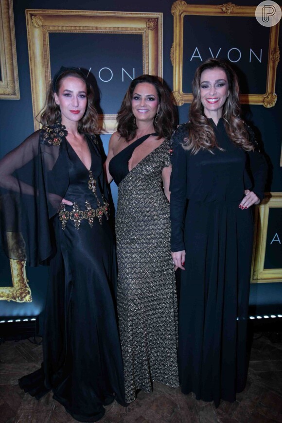Mônica Martelli posa com Luiza Brunet e Paola de Orleans e Bragança no 19° Prêmio Avon de Maquiagem