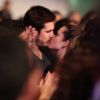 Juliana Paiva e Nicolas Prattes foram fotografados aos beijos durante show de Os Tribalistas