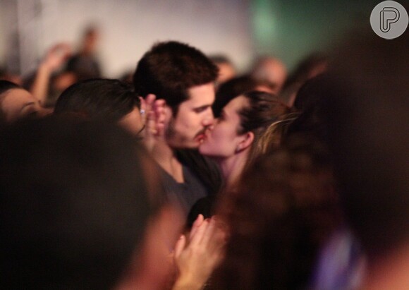 Juliana Paiva e Nicolas Prattes foram fotografados aos beijos durante show de Os Tribalistas