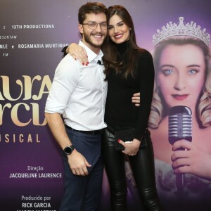 Camila Queiroz prestigiou o marido, Klebber Toledo, na estreia de 'Isaura Garcia, o Musical'