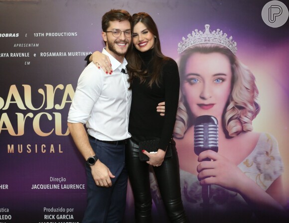 Camila Queiroz prestigiou o marido, Klebber Toledo, na estreia de 'Isaura Garcia, o Musical'