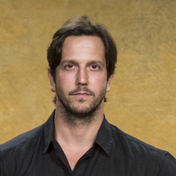 Remy (Vladimir Brichta) e amarrado e colocado enrolado em tapete em caçamba de caminhão, mas mesmo assim escapa da morte quando o veículo tomba em estrada, nos próximos capítulos da novela 'Segundo Sol'