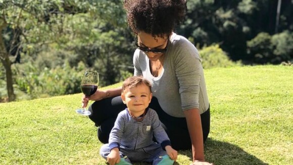 Sheron Menezzes se emociona ao ver filho de 9 meses andar: 'Tempo está passando'