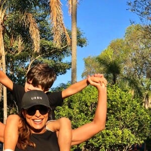 Juliana Paes aproveitou um tempo com os filhos, Pedro e Antônio, ao retornar de viagem