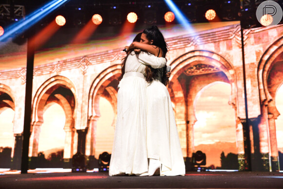 Simaria abraça a irmã, Simone, em seu retorno aos palcos