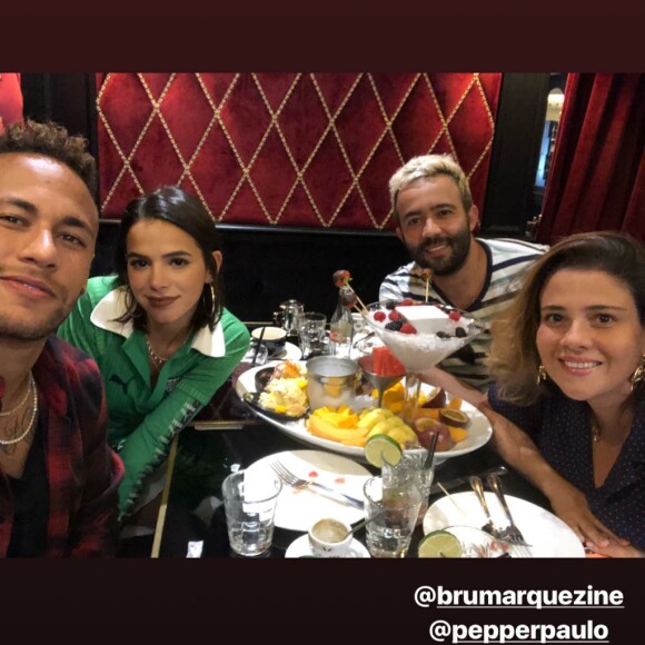 Neymar mostrou o jantar com a namorada, Bruna Marquezine, em Paris