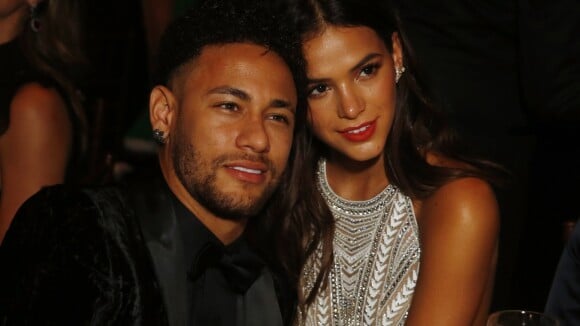 Neymar reclama de esperar Bruna Marquezine fazer compras em Paris: 'Longo tempo'