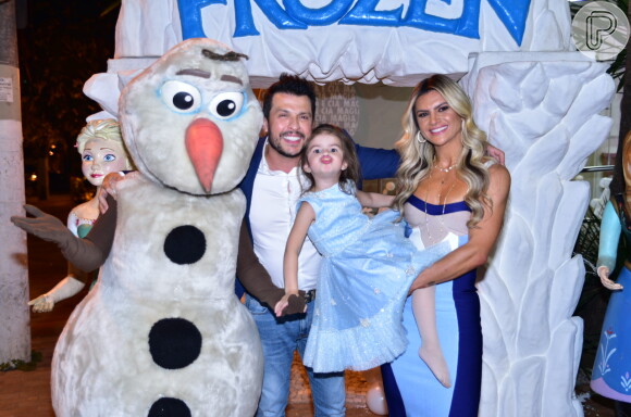 Valentina, filha de Mirella Santos e Wellington Muniz, ganhou festa com a temática 'Frozen'