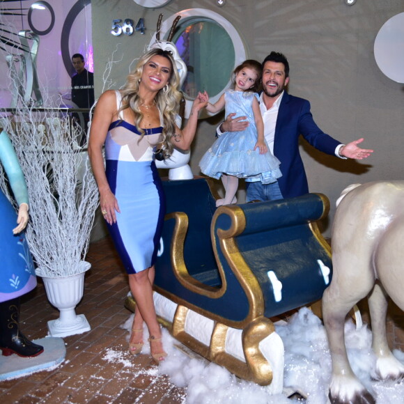 Acompanhados da filha, Mirella Santos e Wellington Muniz posaram para os fotógrafos