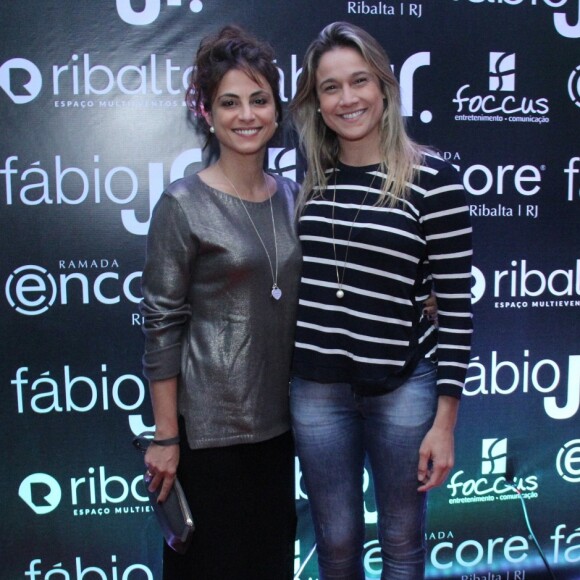 Fernanda Gentil e a namorada, Priscila Montandon, posaram sorridentes para os fotógrafos