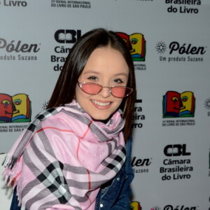 Larissa Manoela sobre pashmina usada na Bienal: 'Minha pashmina que usei hoje não foi para compor qualquer tipo de look. E sim, para me proteger'