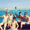 O jogador passa o restante das férias ao lado dos amigos em Ibiza