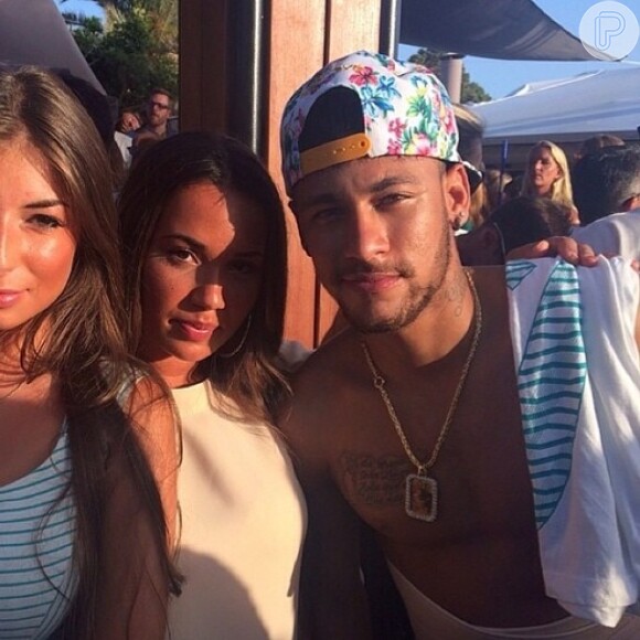 Neymar fez uma rápida viagem para o Japão e voltou para Ibiza em seguida. Por lá, foi novamente assediado por muitos fãs e atendeu aos pedidos de fotos com simpatia