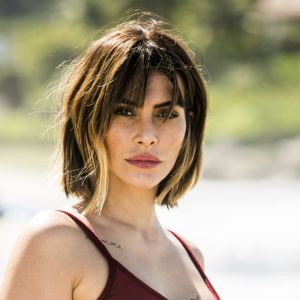 Betina (Cleo) ameaça Marocas (Juliana Paiva) após levar uma surra da mocinha por acusá-la de roubar Samuca (Nicolas Prattes) nos próximos capítulos da novela 'O Tempo Não Para': 'Boto na cadeia!'