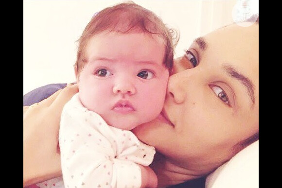 Bella, filha de José Loreto e Débora Nascimento, está com quatro meses