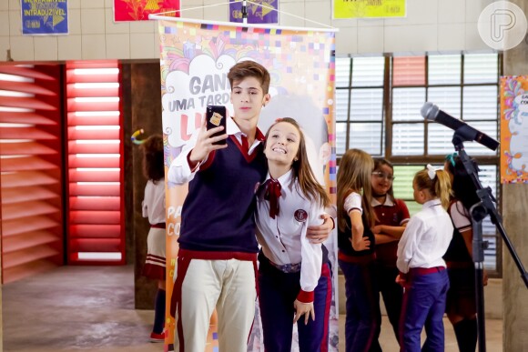 Luca (João Guilherme) tira selfies com as alunas do colégio Ruth Goulart, no capítulo que vai ao ar segunda-feira, dia 20 de agosto de 2018, na novela 'As Aventuras de Poliana'