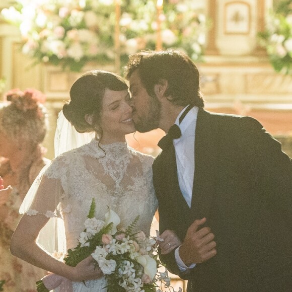 Ema (Agatha Moreira) é pega de surpresa em casamento organizado por Ernesto (Rodrigo Simas) nos próximos capítulos da novela 'Orgulho e Paixão': 'Sou eu a noiva?'