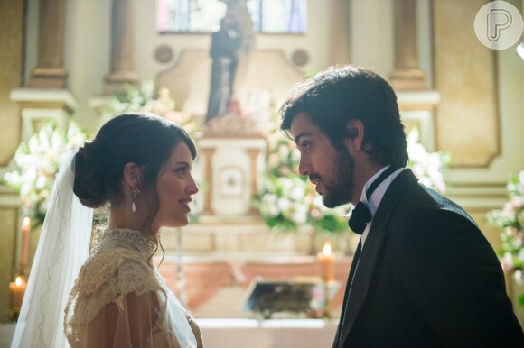 Ernesto (Rodrigo Simas) organiza um casamento surpresa para Ema (Agatha Moreira) com amigos como Elisabeta (Nathalia Dill) nos próximos capítulos da novela 'Orgulho e Paixão'