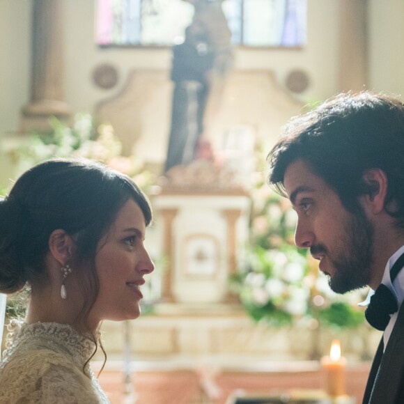 Ernesto (Rodrigo Simas) organiza um casamento surpresa para Ema (Agatha Moreira) com amigos como Elisabeta (Nathalia Dill) nos próximos capítulos da novela 'Orgulho e Paixão'