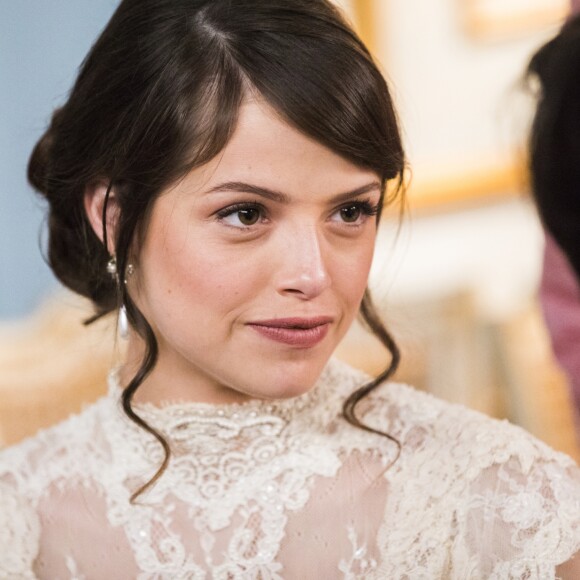 Ema (Agatha Moreira) é enganada por Ludmilla (Laila Zaid) para ir a igreja vestida de noiva sem saber que irá se casar com Ernesto (Rodrigo Simas) nos próximos capítulos da novela 'Orgulho e Paixão'