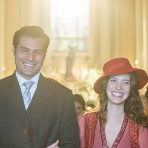 Elisabeta (Nathalia Dill) ajuda Ema (Agatha Moreira) a chegar a igreja sem ela saber que vai se casar com Ernesto (Rodrigo Simas) nos próximos capítulos da novela 'Orgulho e Paixão'