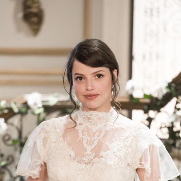 Vestida de noiva, Ema (Agatha Moreira) se surpreende ao chegar em igreja e ver que terá um casamento nos próximos capítulos da novela 'Orgulho e Paixão': 'Não fico aqui atrapalhando o enlace alheio!'