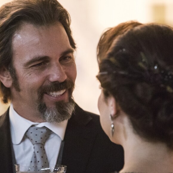 Aurélio (Marcelo Faria) abre a porta da igreja e Ema (Agatha Moreira) conclui que ela é a noiva na novela 'Orgulho e Paixão': 'Não imagina a satisfação de ver minha filha rumando para a sua felicidade'