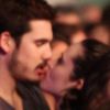 Juliana Paiva e Nicolas Prattes foram fotografados aos beijos em um show