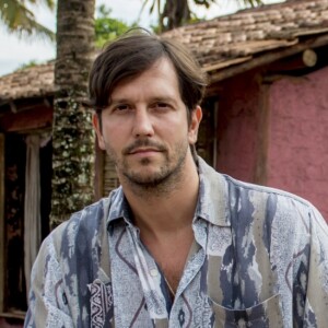 Remy (Vladimir Brichta) escapa da morte, mas depois acaba sendo morto a facadas nos próximos capítulos da novela 'Segundo Sol'