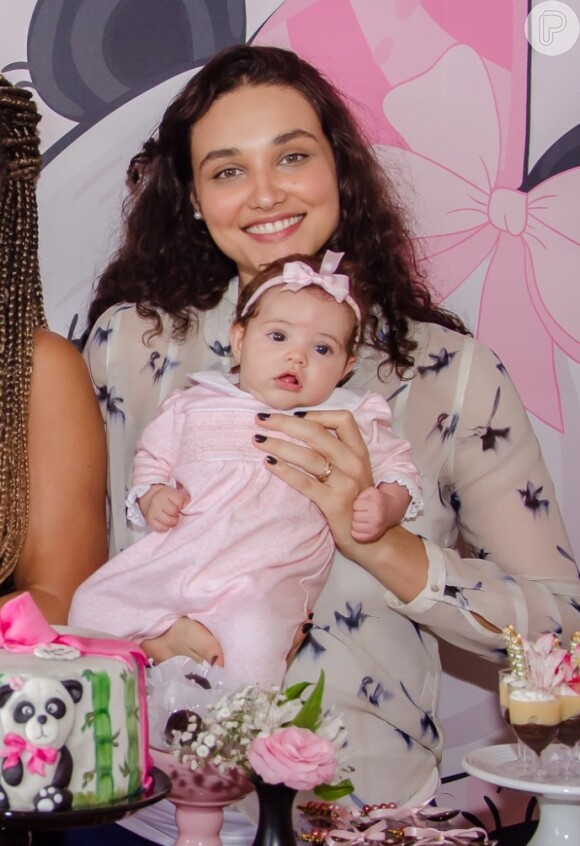 Mãe de Bella, de 4 meses, Débora Nascimento leva a filha à nutricionista: 'É extremamente importante ter um cuidado redobrado nesse momento em que você está amamentando e querendo voltar ao seu peso anterior'
