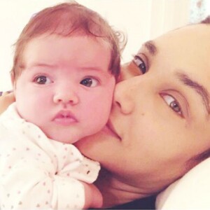 Débora Nascimento tem tido a companhia de Bella, de 4 meses, durante a preparação de sua personagem para a novela 'Verão 90 Graus'