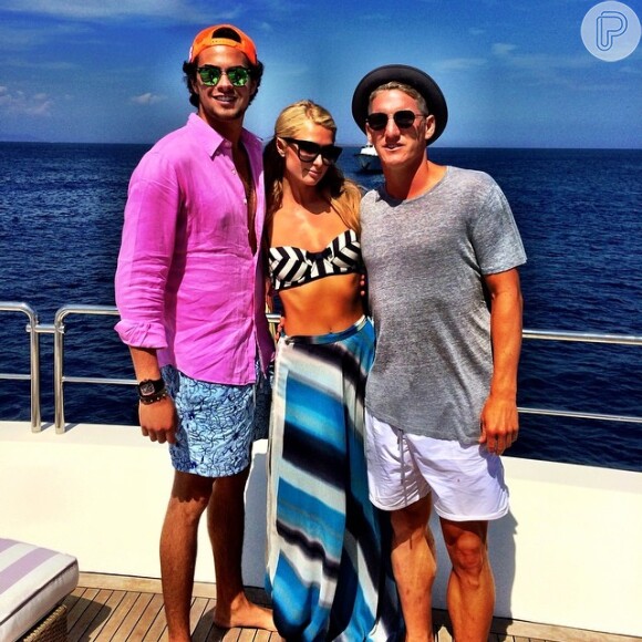 Paris Hilton e Álvaro Garnero estão curtindo alguns dias em Ibiza, na Espanha, com alguns amigos