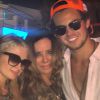 Paris Hilton e Álvarinho Garnero posam para foto ao lado de Cris Arcangeli, namorada de Álvaro Garnero