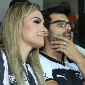 Anderson Tomazini e a namorada, Maria Fernanda Ximenes, foram fotografados no jogo do Botafogo nesta quinta-feira, 16 de agosto de 2018