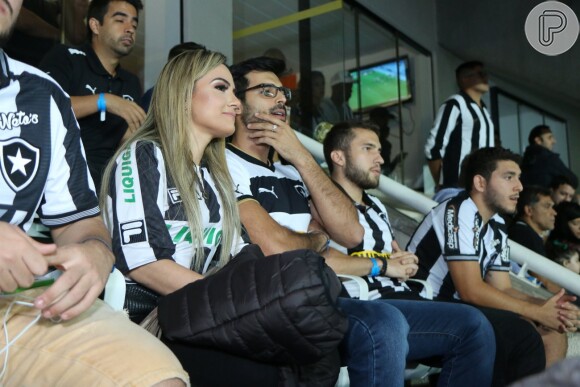 Anderson Tomazini e a namorada, Maria Fernanda Ximenes, foram fotografados no jogo do Botafogo nesta quinta-feira, 16 de agosto de 2018