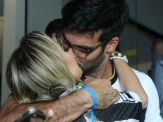 Anderson Tomazini e a namorada são fotografados aos beijos em jogo no Rio. Veja!