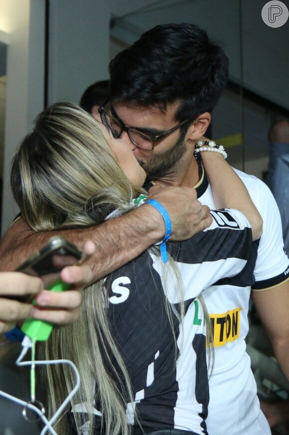 Anderson Tomazini e a namorada, Maria Fernanda Ximenes, trocaram beijos ao assistirem o jogo do Botafogo no Engenhão, na zona norte do Rio, nesta quinta-feira, 16 de agosto de 2018