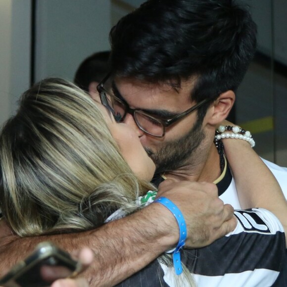 Anderson Tomazini e a namorada, Maria Fernanda Ximenes, trocaram beijos ao assistirem o jogo do Botafogo no Engenhão, na zona norte do Rio, nesta quinta-feira, 16 de agosto de 2018