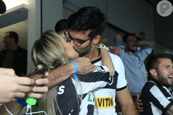 Anderson Tomazini e a namorada, Maria Fernanda Ximenes, foram fotografados aos beijos enquanto torciam pelo Botafogo na Copa Sul-Americana