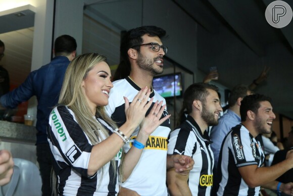 Anderson Tomazini e a namorada, Maria Fernanda Ximenes, mostraram torcida pelo Botafogo no Engenhão