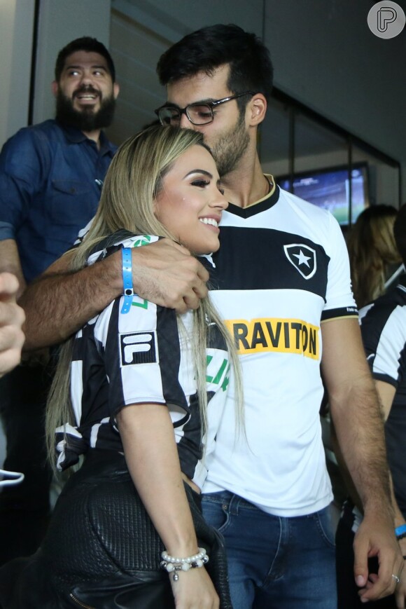Anderson Tomazini e a namorada, Maria Fernanda Ximenes, conferiram o jogo do Botafogo contra o Nacional pela Copa Sul-Americana nesta quinta-feira, 16 de agosto de 2018