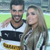 Anderson Tomazini e a namorada, Maria Fernanda Ximenes, posaram no Estádio Olímpico Nilton Santos, o Engenhão