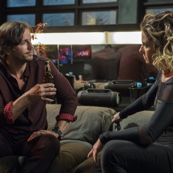 Remy (Vladimir Brichta) segue plano de Laureta (Adriana Esteves) e Karola (Deborah Secco) e dopa Luzia (Giovanna Antonelli) na novela 'Segundo Sol'